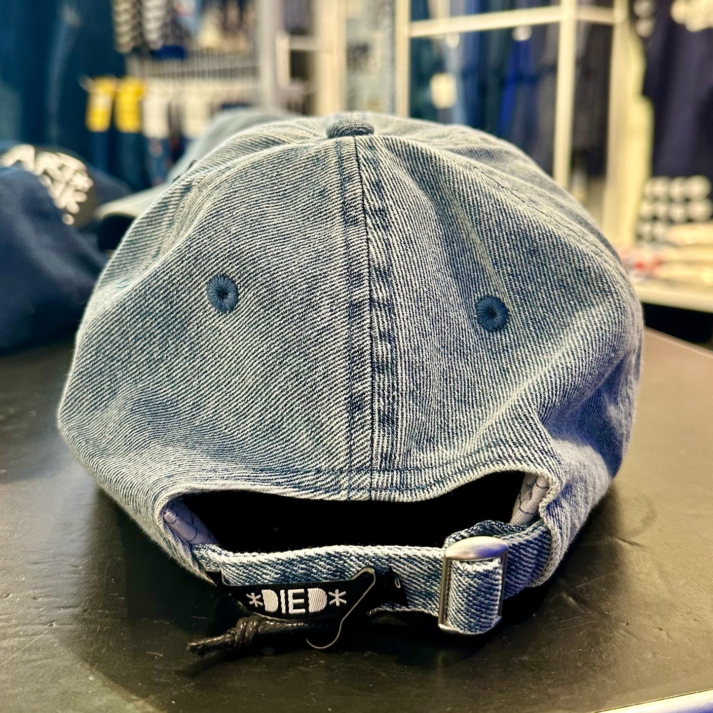 Art Cap Denim ‘Hands’ on light blue