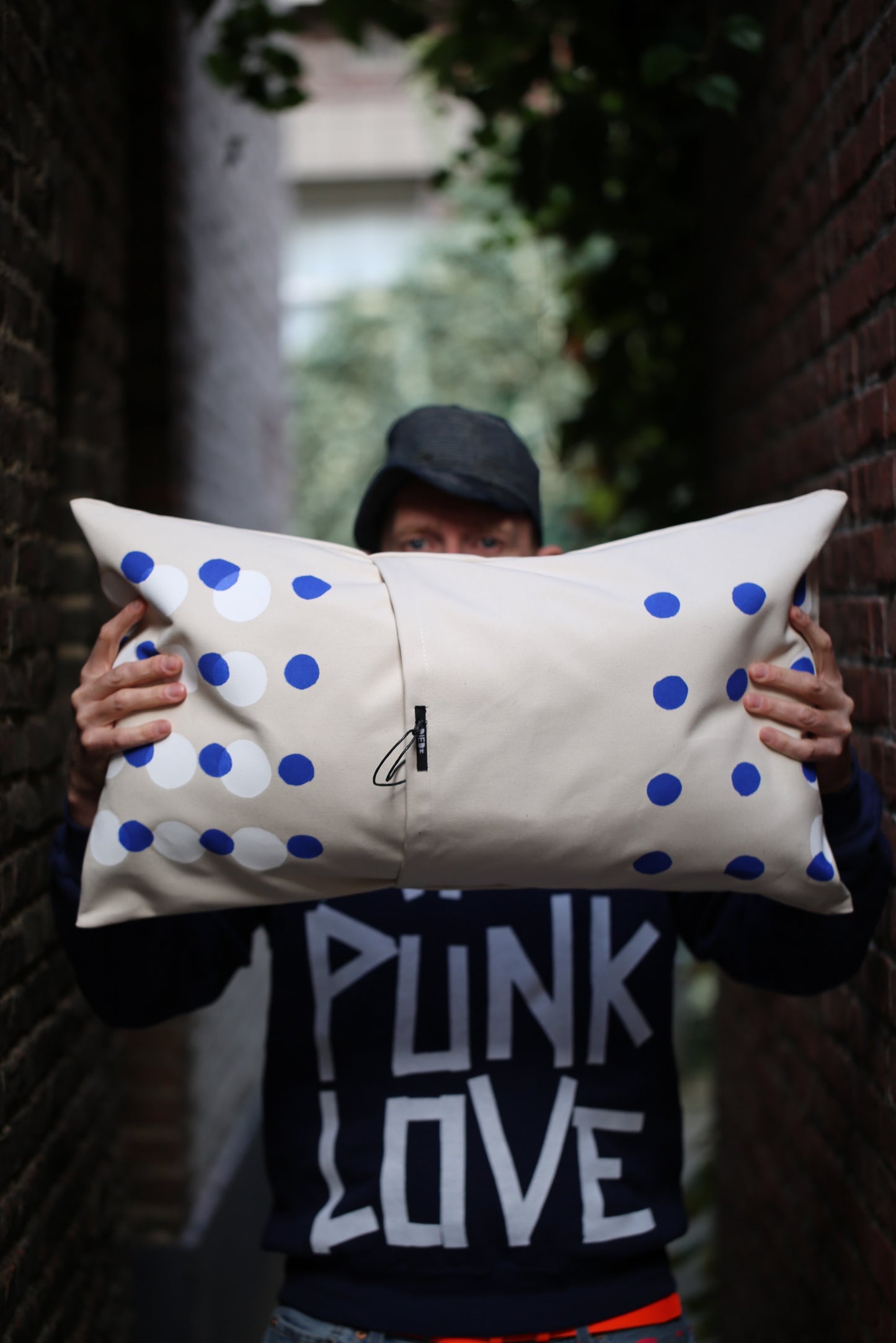 Art cushion "LOVE BLUE" on ecru