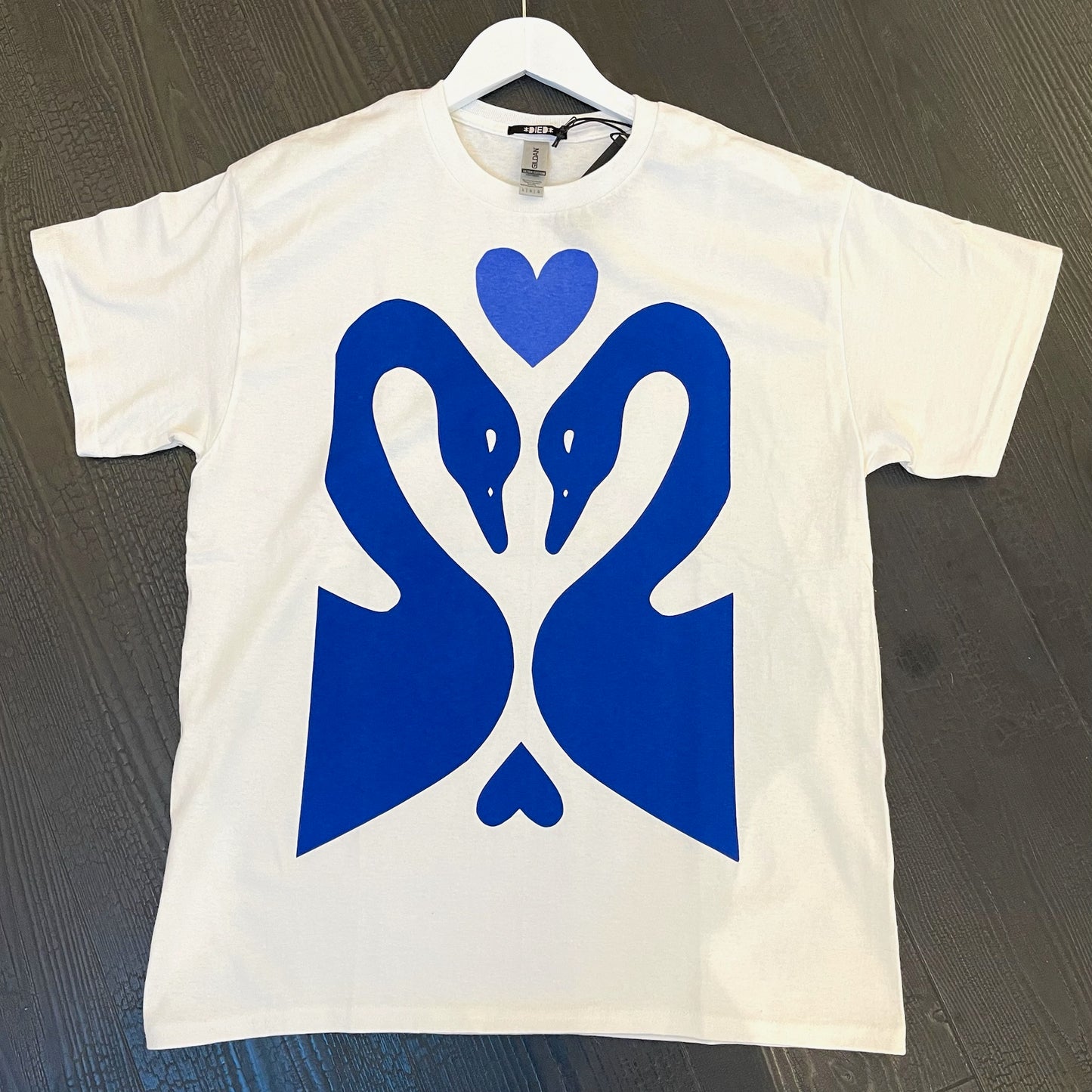 Art tee "BLUE SWANS" on white