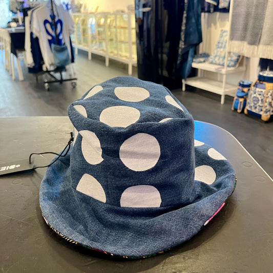 Reversable buckethat