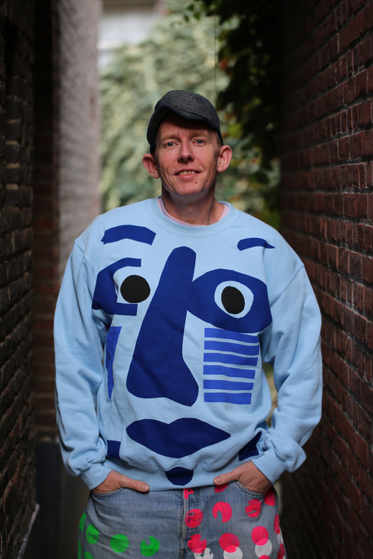 Art sweater "L'ARTISTE" on sky blue