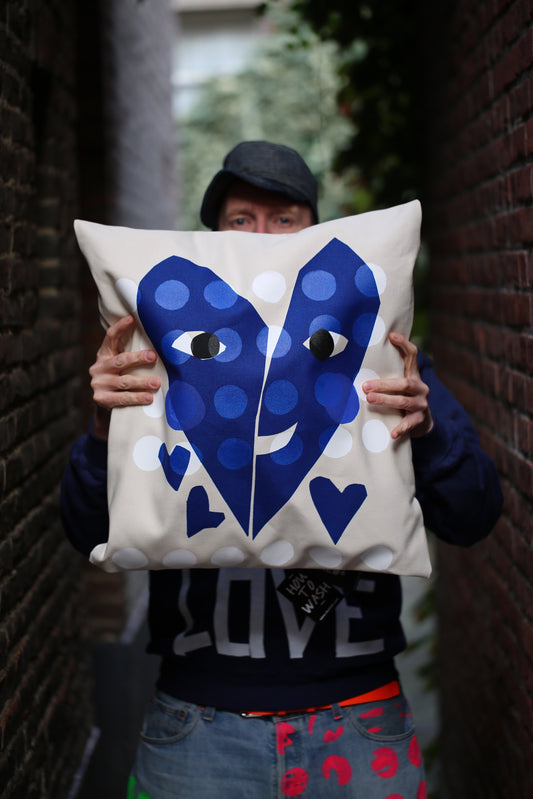 Art cushion "AMORE BLUE" on ecru